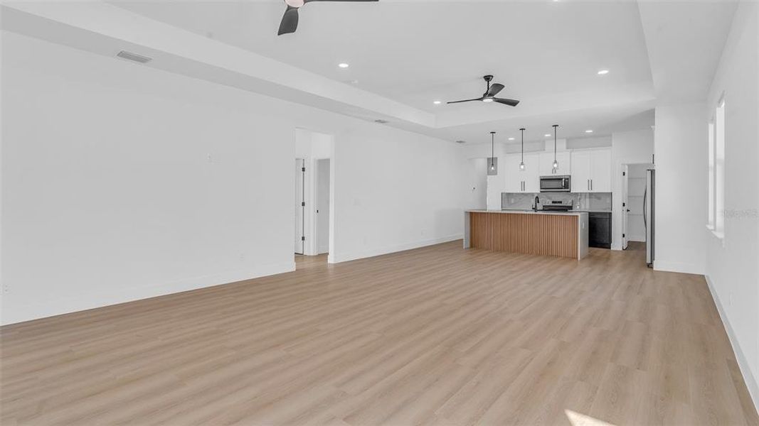 Spacious, unfurnished interior of a new home in , St. Petersburg (Image 18).