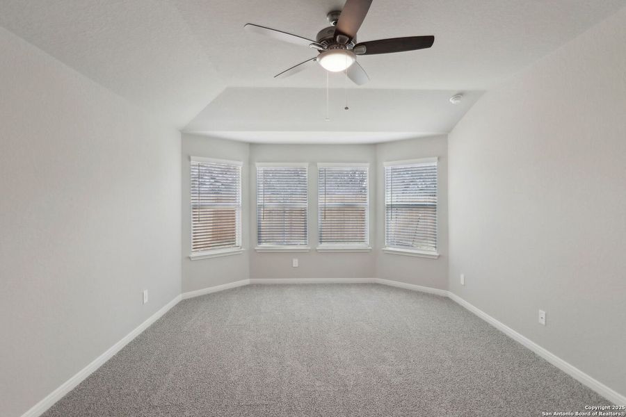 Spacious, unfurnished interior of a new home in Thomas Pond, San Antonio (Image 19).