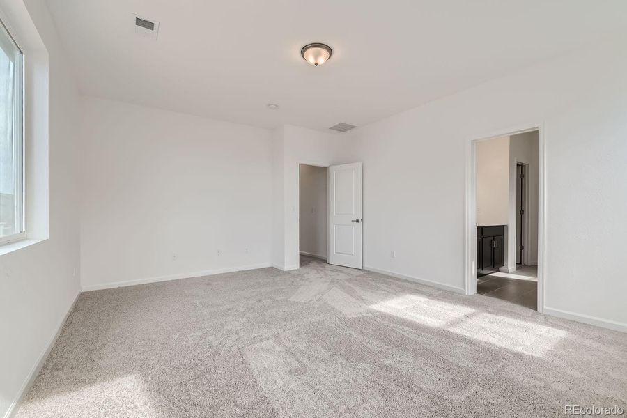 Spacious, unfurnished interior of a new home in Wolf Creek Run, Strasburg (Image 16).