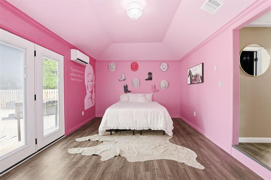 Master bedroom. Master bedroom.