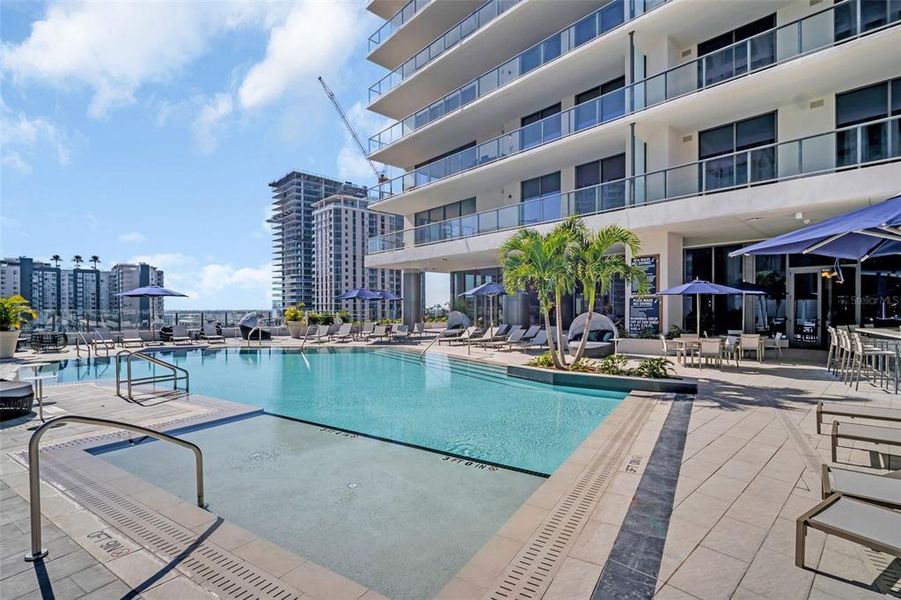 Condo located in St. Petersburg, FL showcasing its design and architecture (Image 40).