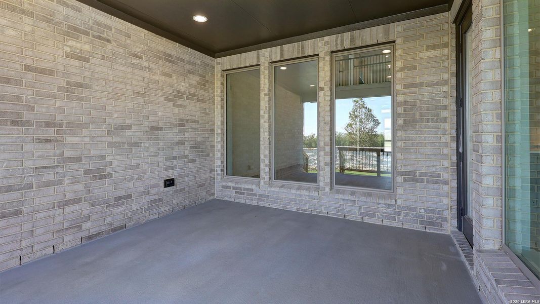 Exterior details and patio area of a home in Haby Hill, San Antonio (Image 22).