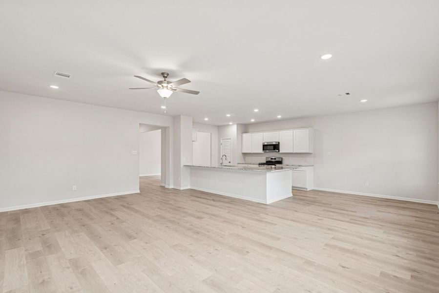 Spacious, unfurnished interior of a new home in Sierra Vista, Rosharon (Image 16).