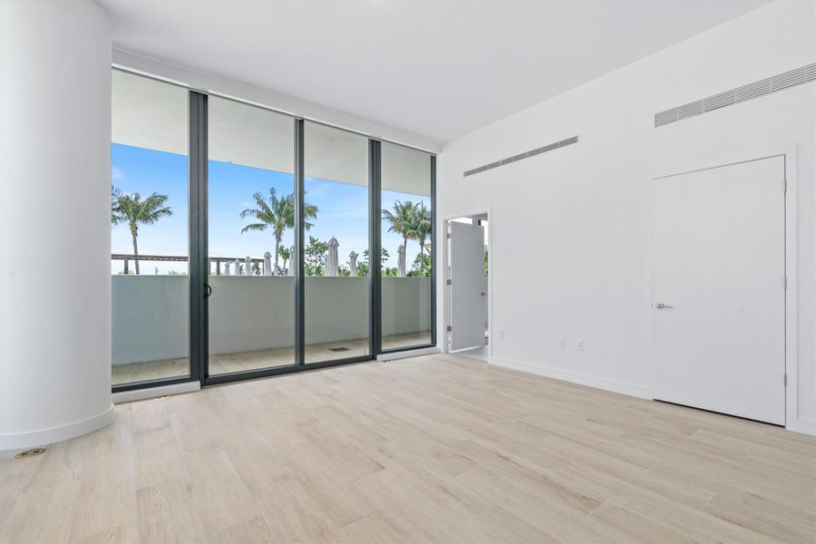 Spacious, unfurnished interior of a new home in Casamar, Pompano Beach (Image 18).