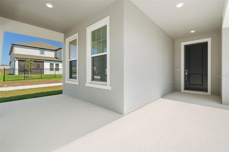 Exterior details and patio area of a home in , Winter Garden (Image 3).