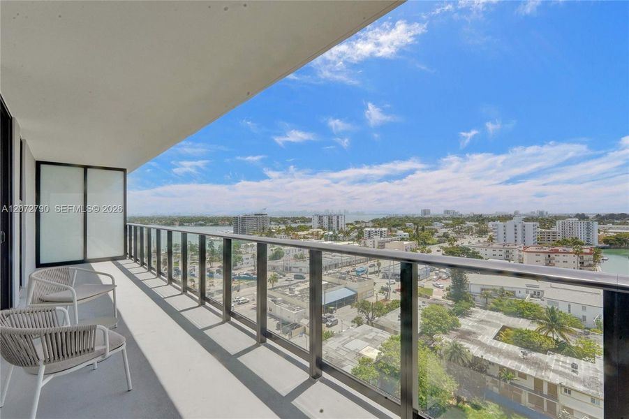Condo located in Miami Beach, FL showcasing its design and architecture (Image 3).