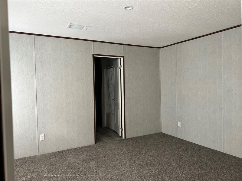 Spacious, unfurnished interior of a new home in , Williston (Image 5).