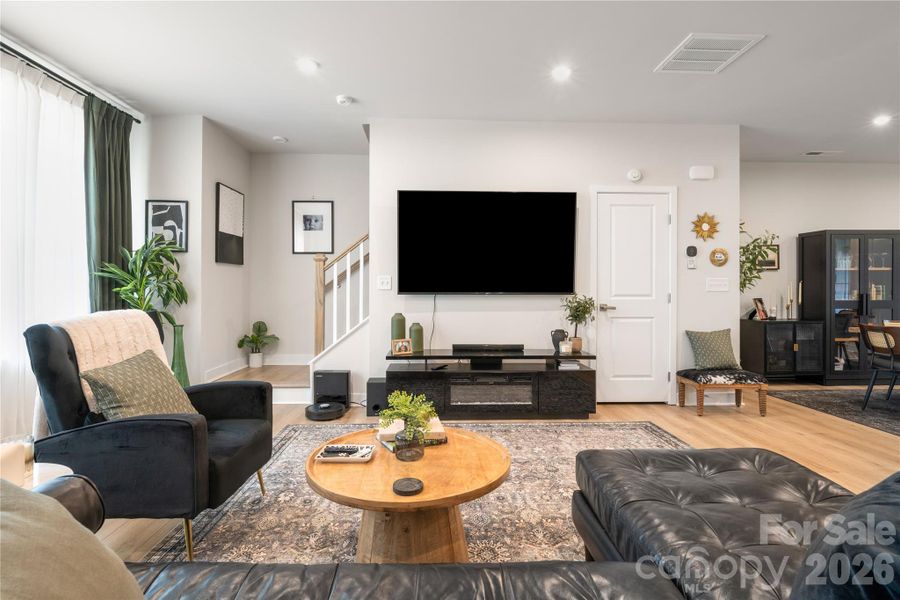 Comfortable Open Floorplan Comfortable Open Floorplan