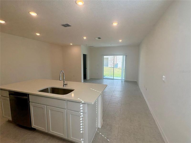Spacious, unfurnished interior of a new home in Villamar, Winter Haven (Image 10).
