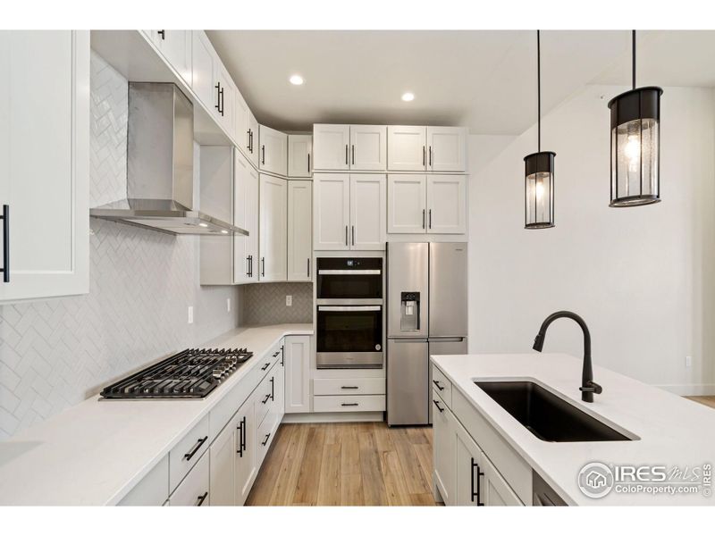 Quartz counter tops, gas cooktop with hood, lots of cabinet space