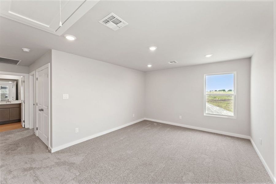 Spacious, unfurnished interior of a new home in Highland Ridge, New Braunfels (Image 24).