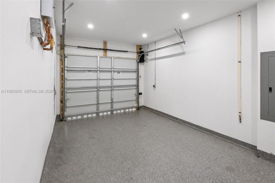 Spacious, unfurnished interior of a new home in , Fort Lauderdale (Image 23).