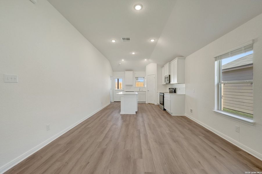 Spacious, unfurnished interior of a new home in Park Place, New Braunfels (Image 27).