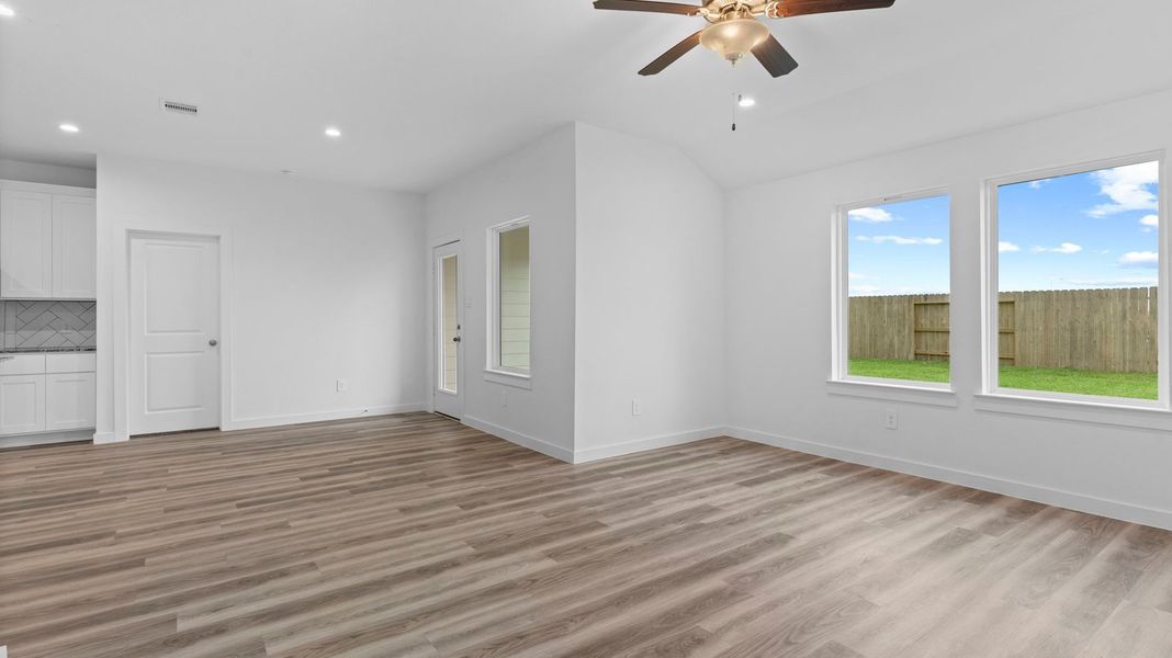 Spacious, unfurnished interior of a new home in Watermark, Alvin (Image 14).