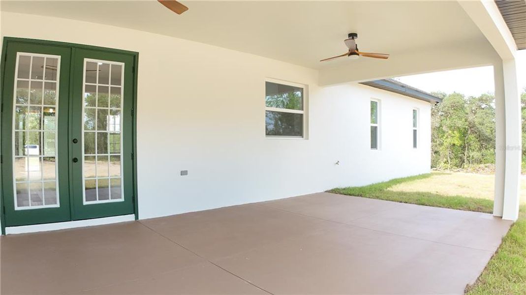 Exterior details and patio area of a home in , Dunnellon (Image 13).