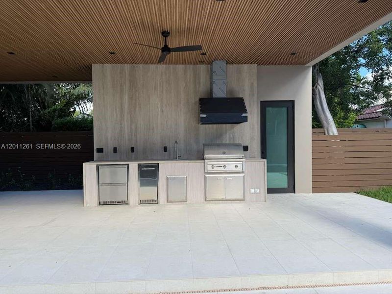 Exterior details and patio area of a home in , Miami (Image 25).