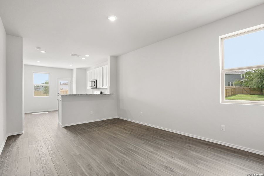 Spacious, unfurnished interior of a new home in Blue Ridge Ranch, San Antonio (Image 20).