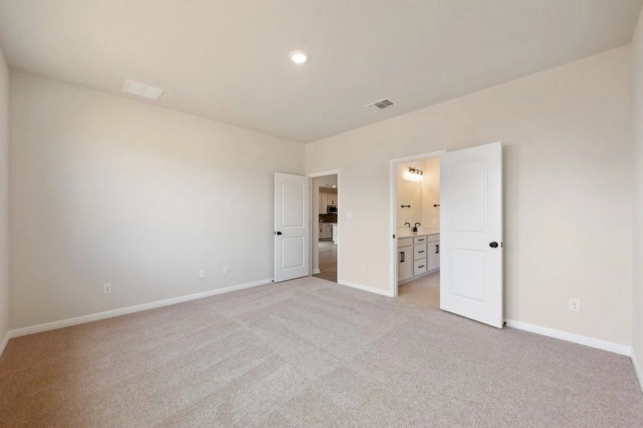 Spacious, unfurnished interior of a new home in Berry Creek Highlands, Georgetown (Image 35).