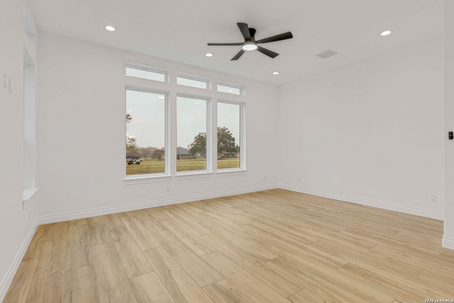 Spacious, unfurnished interior of a new home in , Bandera (Image 39).