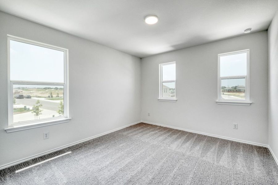 Spacious, unfurnished interior of a new home in Overlook Ranch, Georgetown (Image 27).