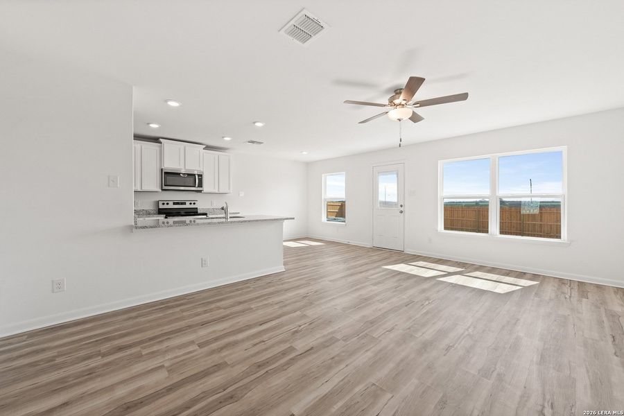 Spacious, unfurnished interior of a new home in Rosewood Estates, Lytle (Image 8).