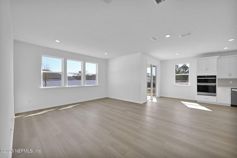 Spacious, unfurnished interior of a new home in Murray Farms, Middleburg (Image 20).