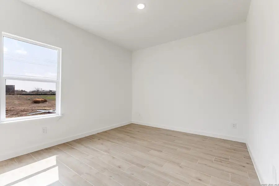 Spacious, unfurnished interior of a new home in , Atascosa (Image 23).