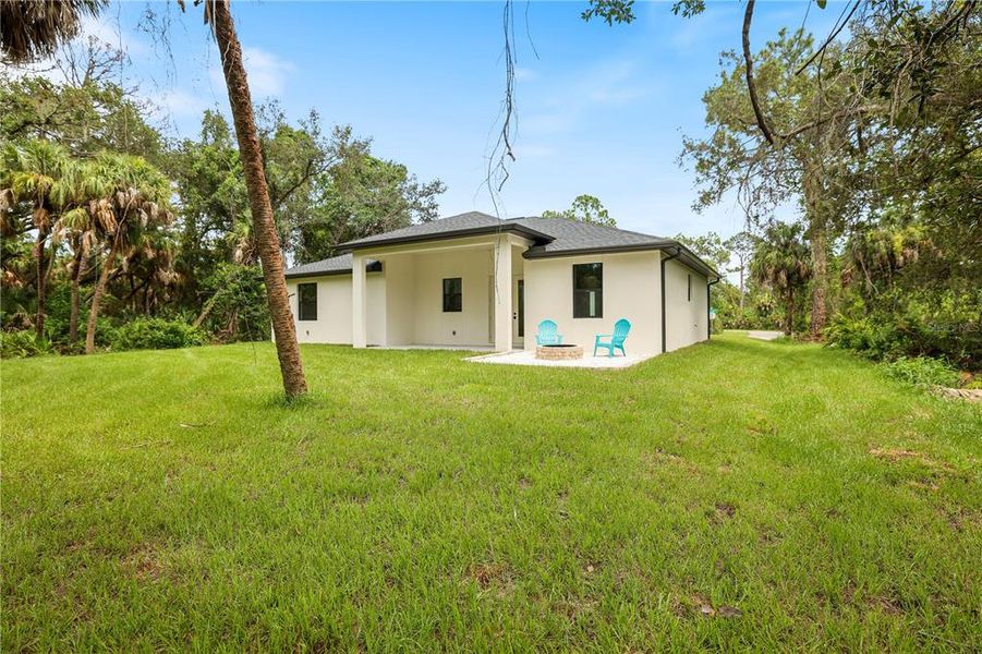 Exterior details and patio area of a home in , Port Charlotte (Image 3).