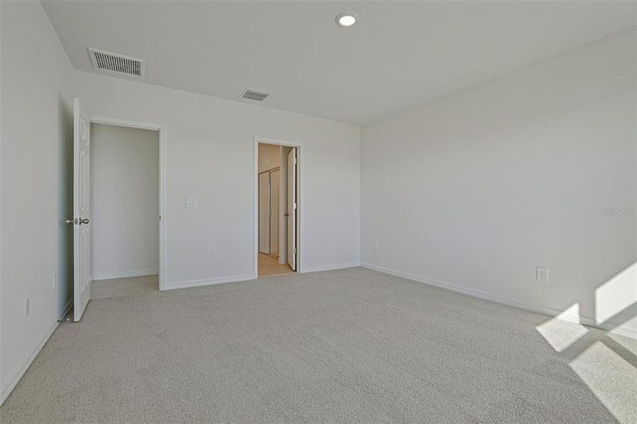 Spacious, unfurnished interior of a new home in The Reserve at Twin Lakes, St. Cloud (Image 32).