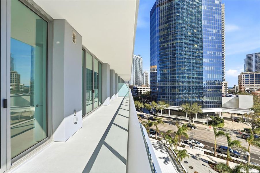 Condo located in St. Petersburg, FL showcasing its design and architecture (Image 37).