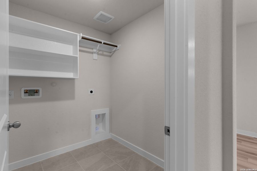 Spacious, unfurnished interior of a new home in Westridge, San Antonio (Image 13).