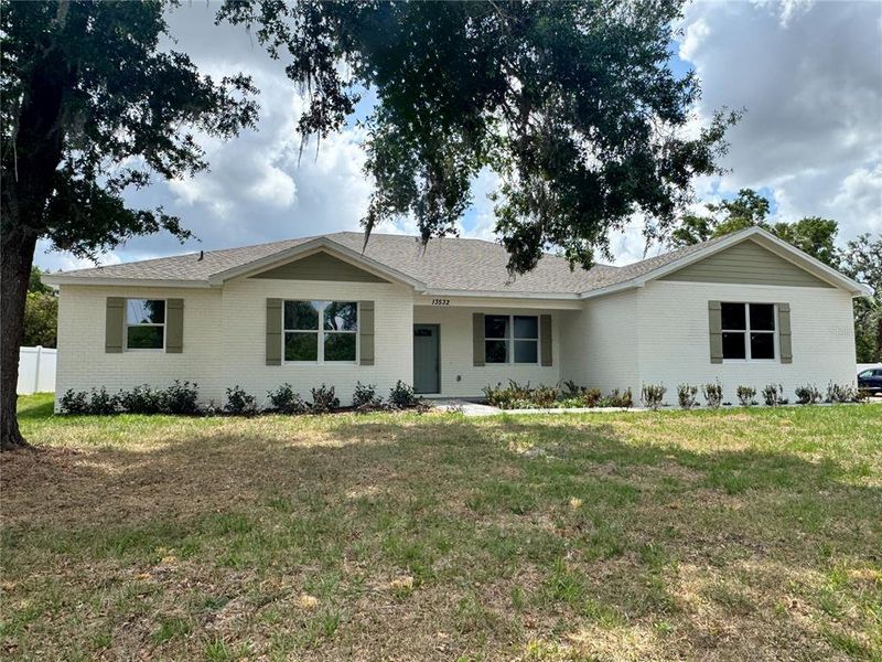 Exterior details and patio area of a home in , Dade City (Image 3).