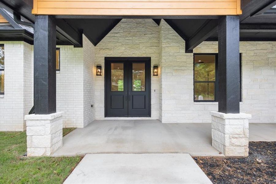 Exterior details and patio area of a home in , Mineola (Image 25).