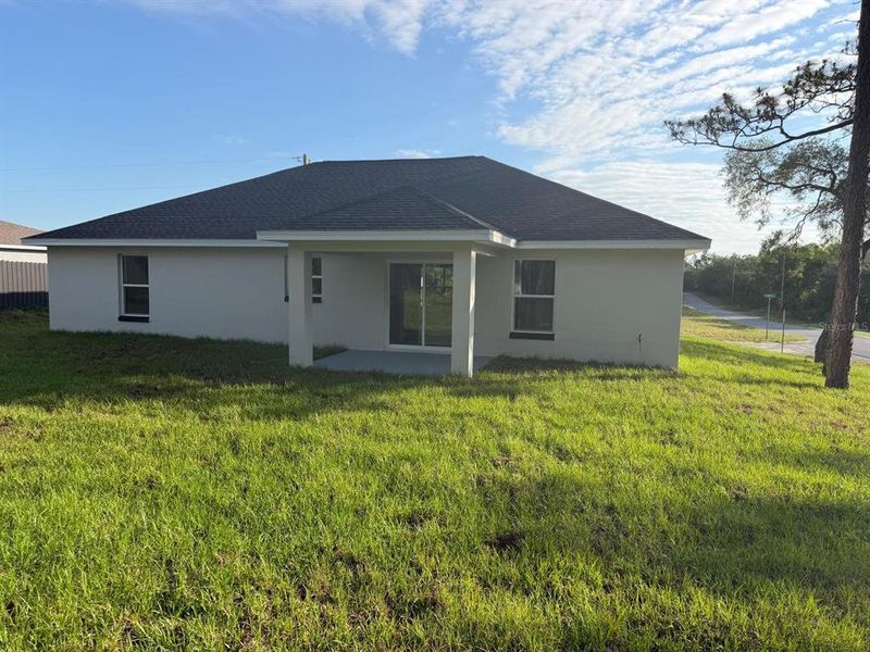 Exterior details and patio area of a home in , Dunnellon (Image 3).