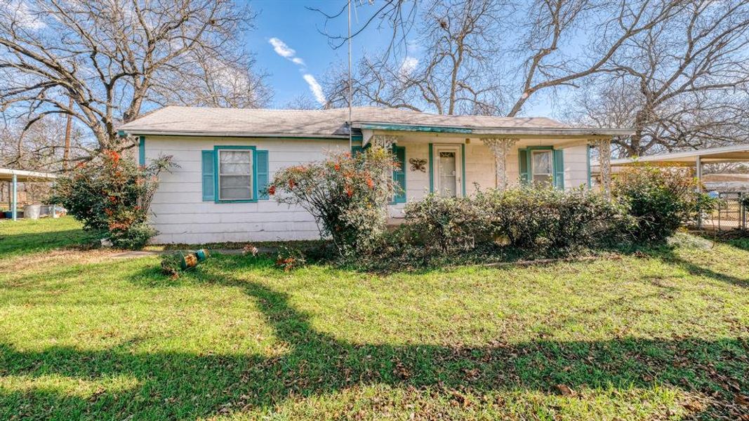 View of front of property featuring a front lawn and a porch