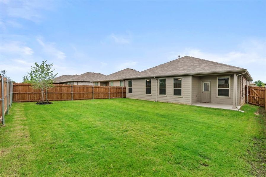 Exterior details and patio area of a home in Terra Trace, Fort Worth (Image 17).