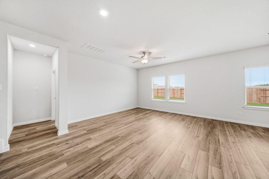 Spacious, unfurnished interior of a new home in Country Creek, Mont Belvieu (Image 16).