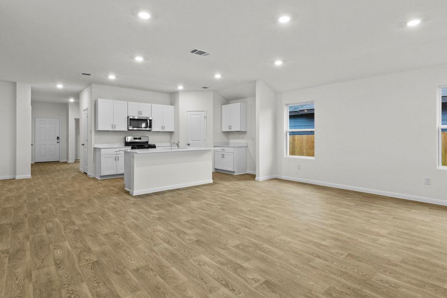 Spacious, unfurnished interior of a new home in Trace, San Marcos (Image 31).