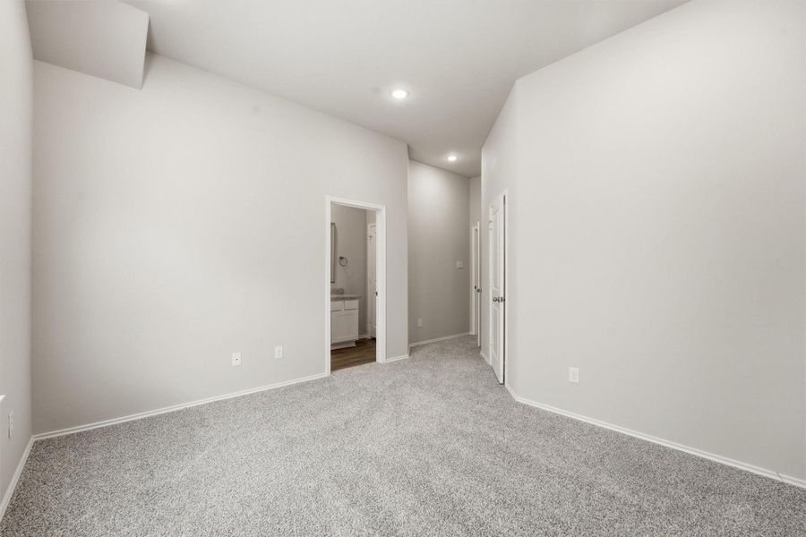 Spacious, unfurnished interior of a new home in , Willis (Image 31).