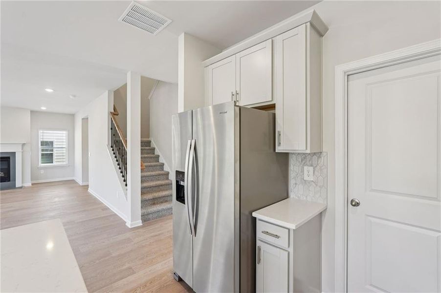 Furnished interior view inside a new home in Ivey Township, Dallas (Image 8).