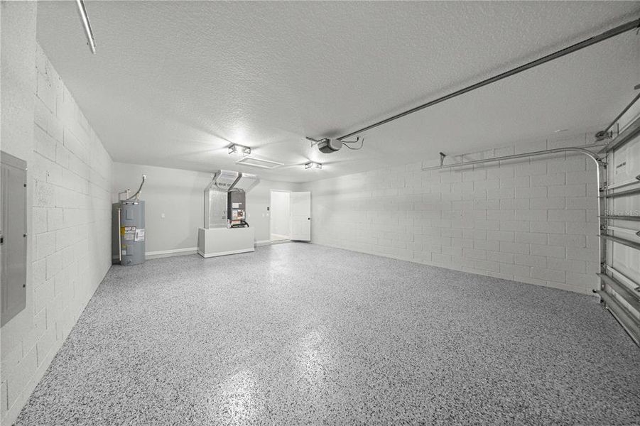 Spacious, unfurnished interior of a new home in , Dunnellon (Image 11).