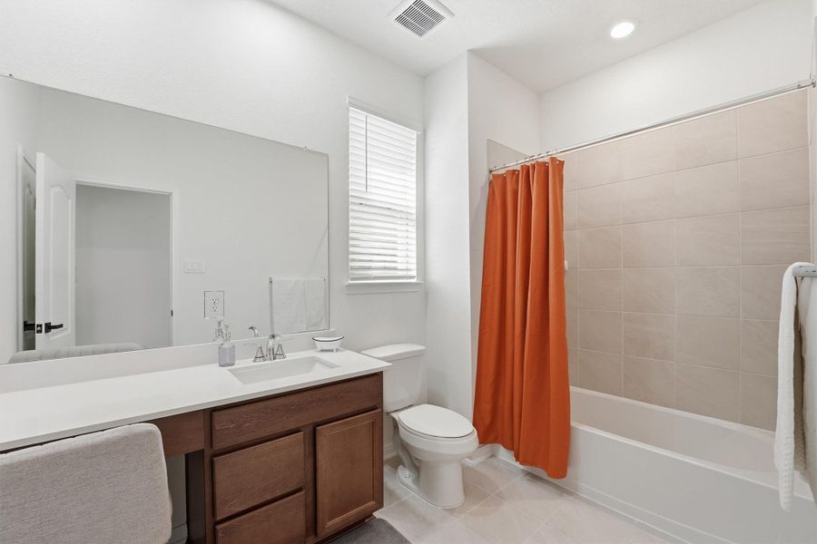 Furnished interior view inside a new home in Vida Costera, Texas City (Image 24).