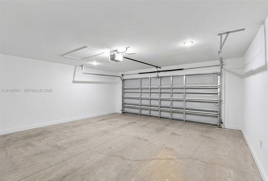 Spacious, unfurnished interior of a new home in , Cape Coral (Image 20).