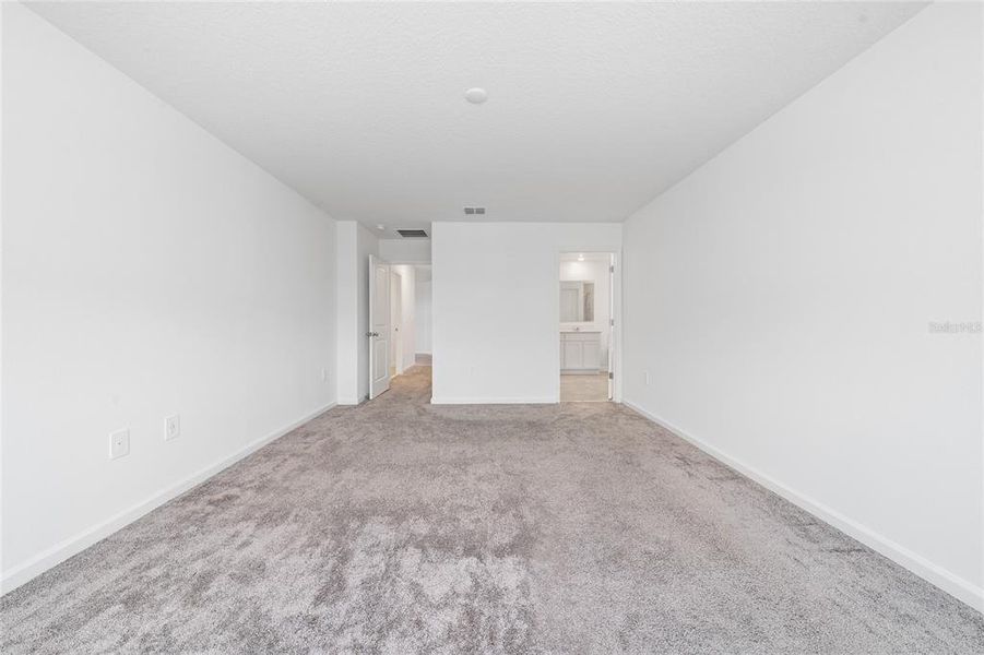 Spacious, unfurnished interior of a new home in Storey Creek, Kissimmee (Image 17).