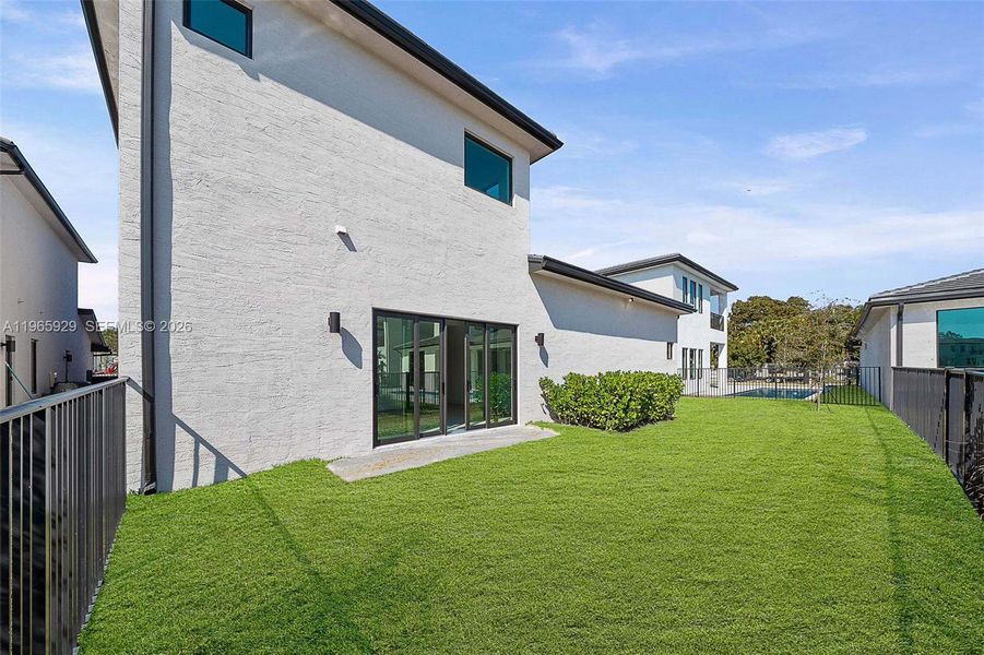 Exterior details and patio area of a home in , Hollywood (Image 37).
