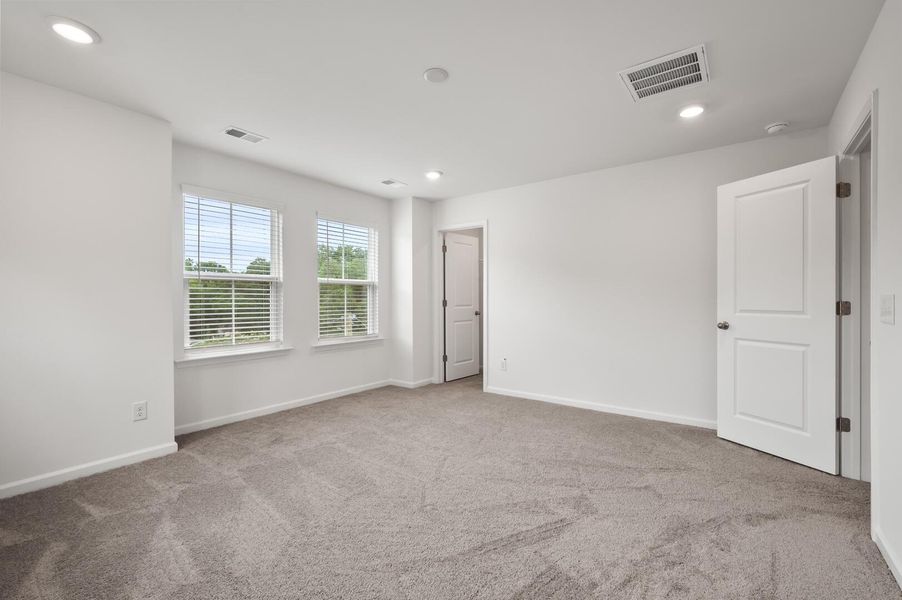 Spacious, unfurnished interior of a new home in , North Charleston (Image 8).