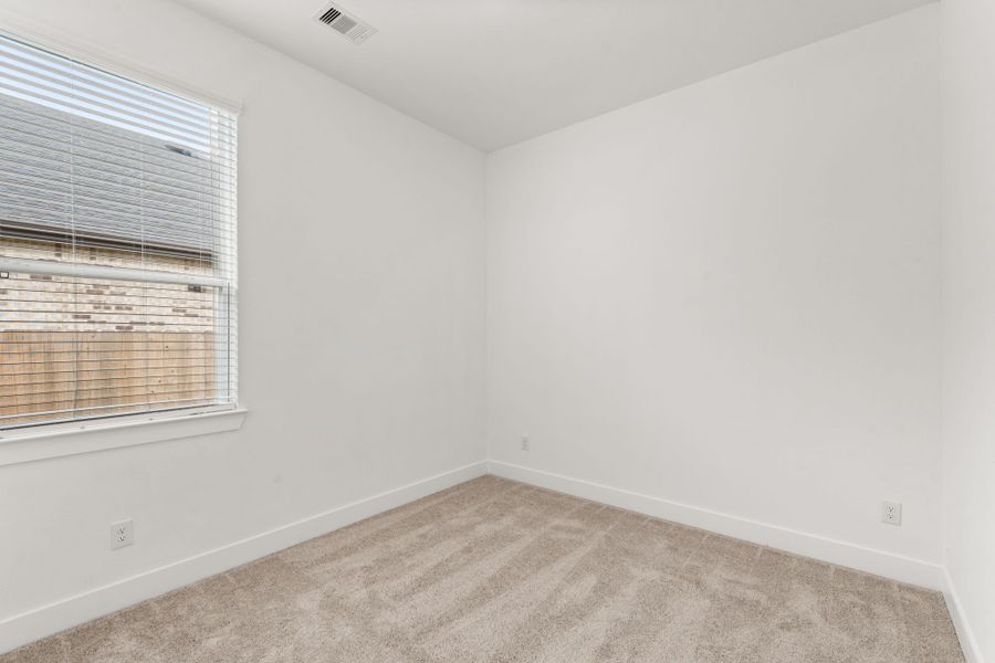 Spacious, unfurnished interior of a new home in Beacon Point, Texas City (Image 34).