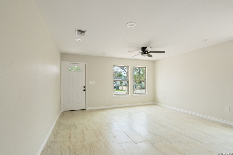 Spacious, unfurnished interior of a new home in , Del Rio (Image 21).