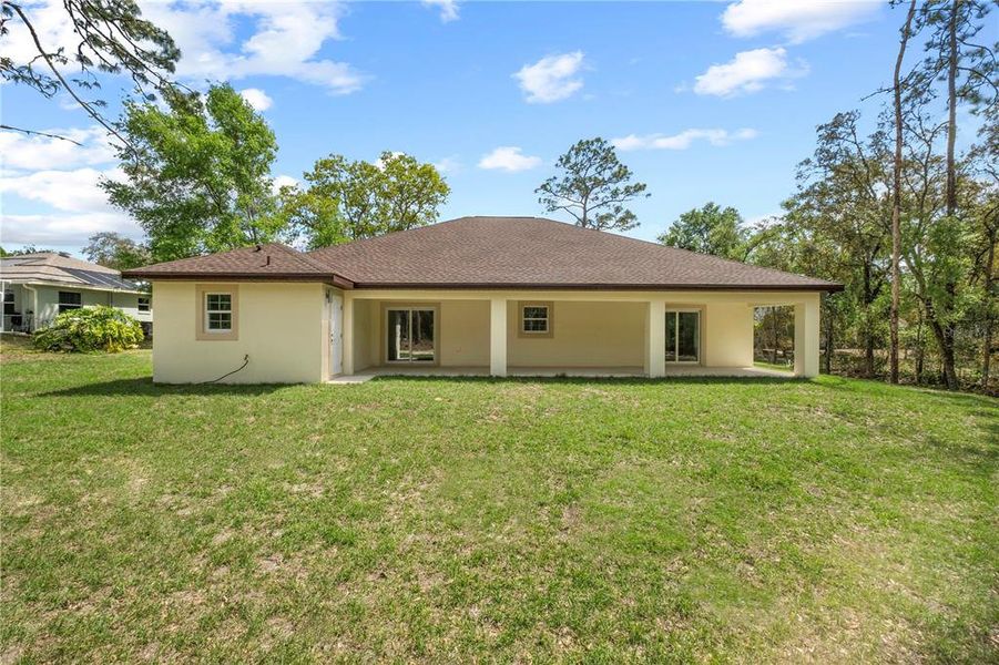 Exterior details and patio area of a home in , Dunnellon (Image 37).