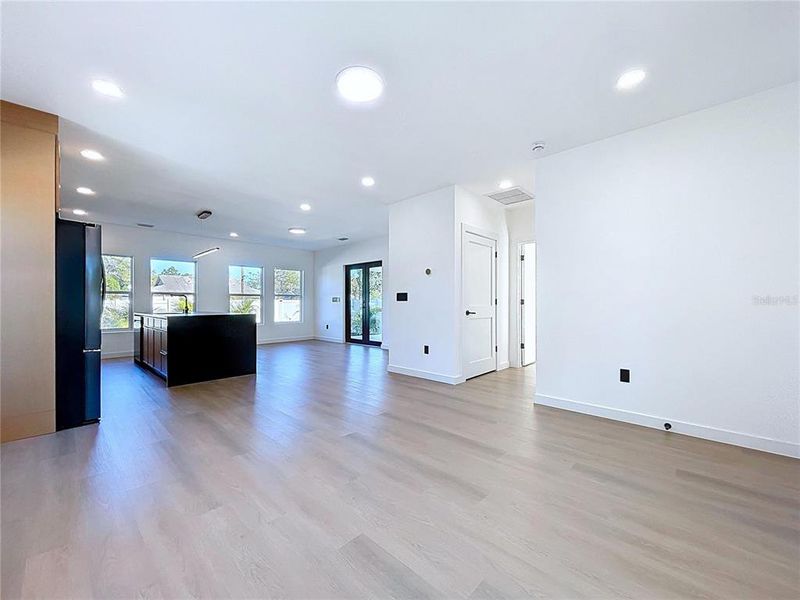 Spacious, unfurnished interior of a new home in , St. Petersburg (Image 65).